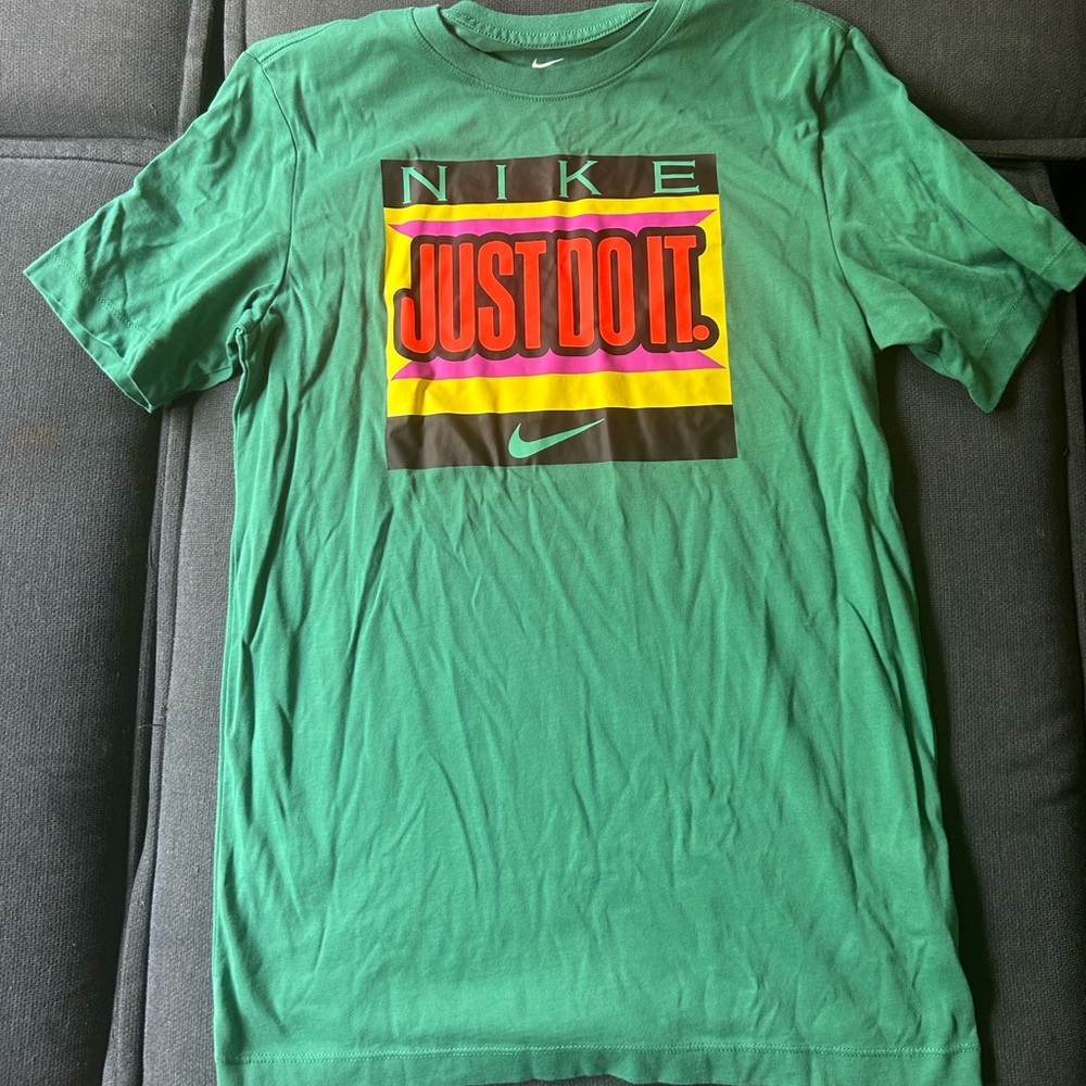 Size small men’s Nike T never worn